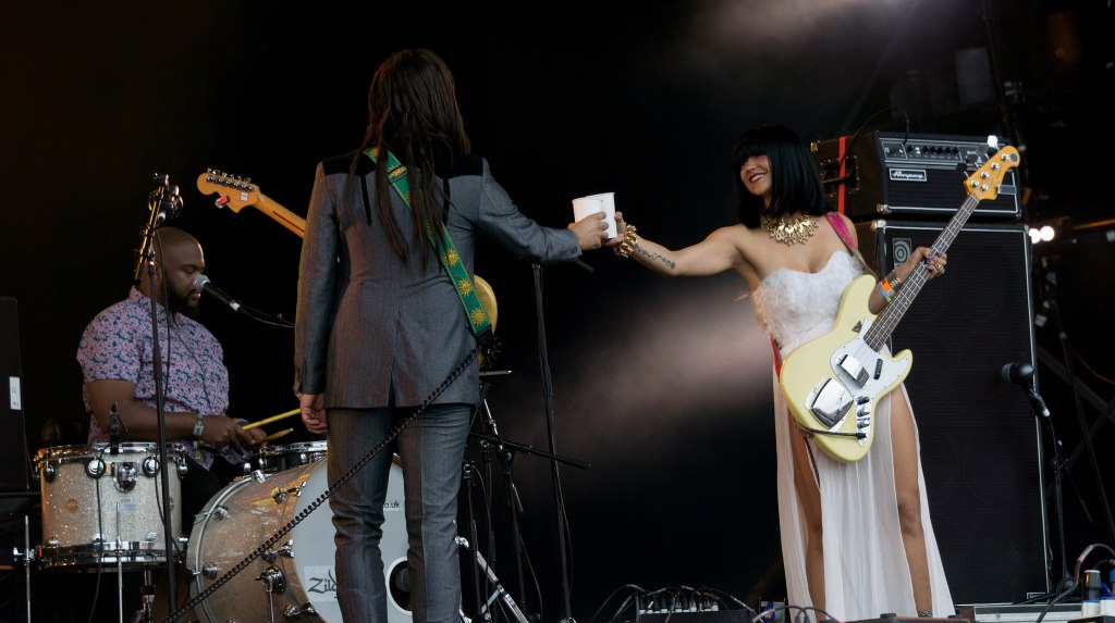 Khruangbin cheering at Haldern pop festival 209 - Foto Alexander Kellner
Khruangbin: The Texan Trio Redefining Global Groove